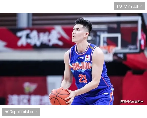 聚焦：阿不都沙拉木带领新疆青年军训练，展现队长担当